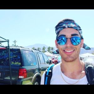 Meet your Posher, Carlos